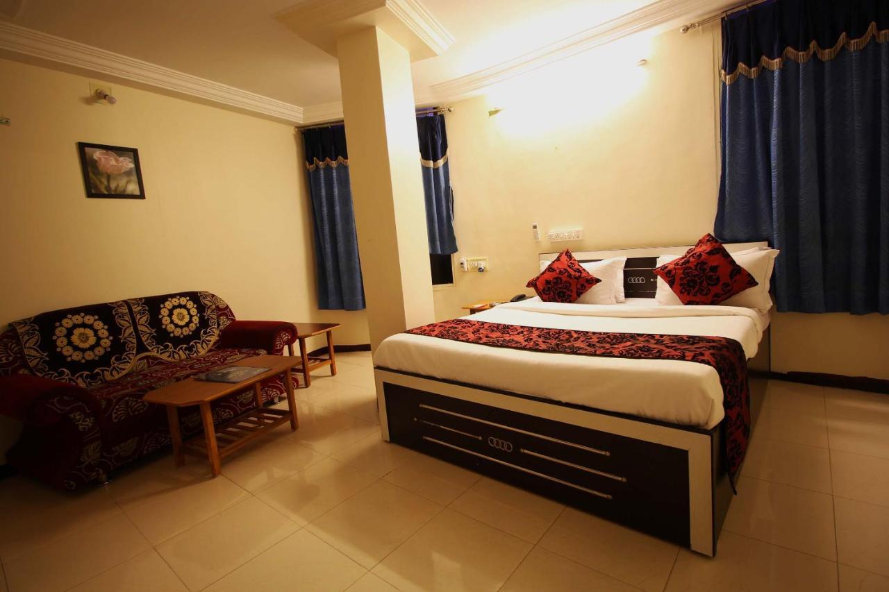 Oyo Hotel Blue Diamond Ahmedabad Exterior foto