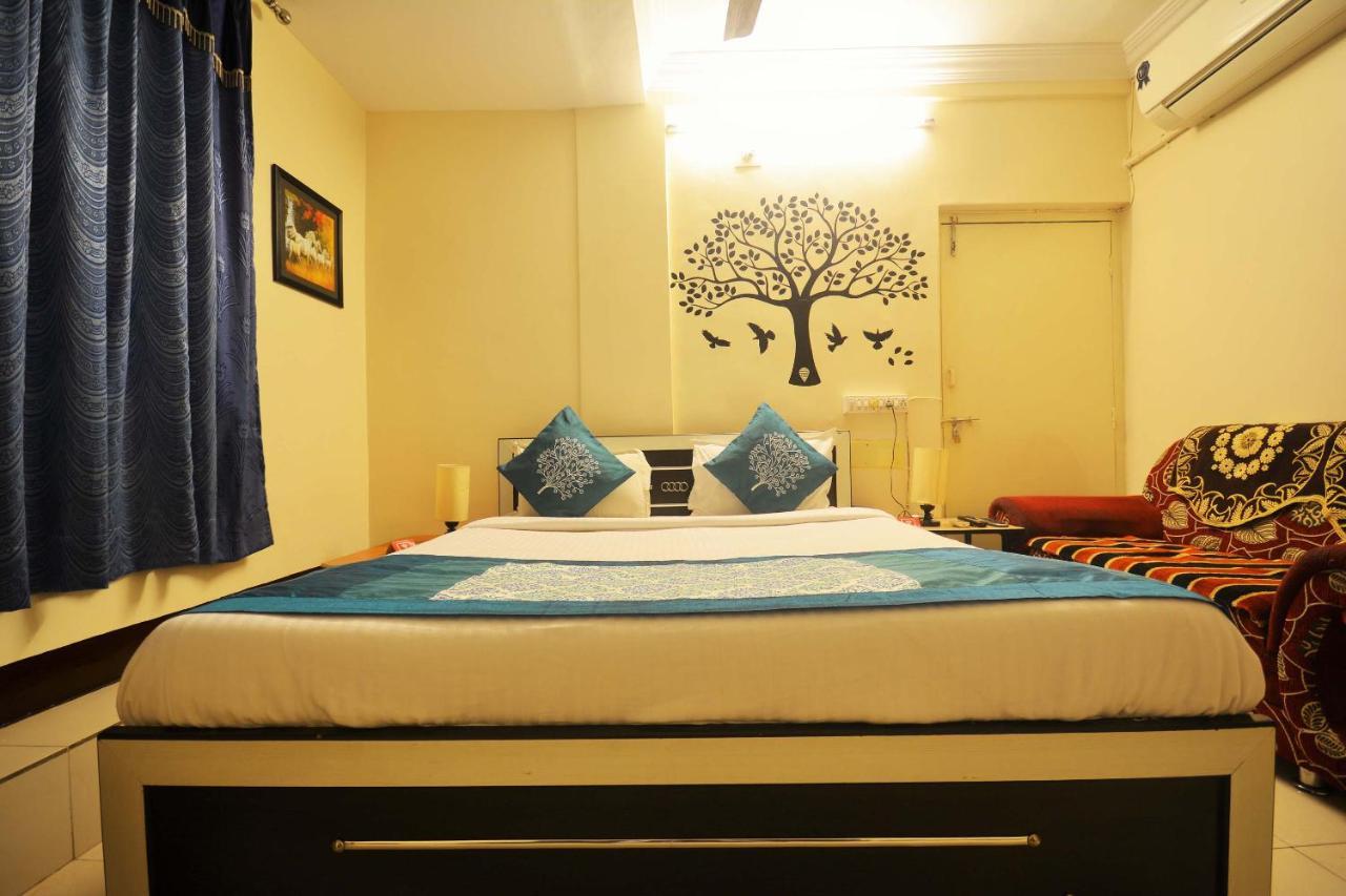 Oyo Hotel Blue Diamond Ahmedabad Exterior foto